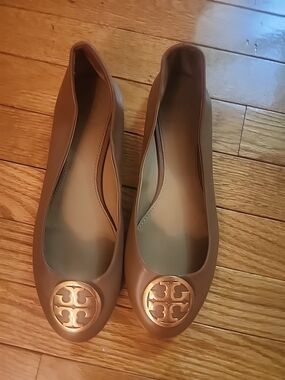 Tory Burch Chelsea Leather Ballet Flats in Brown with Gold Emblem